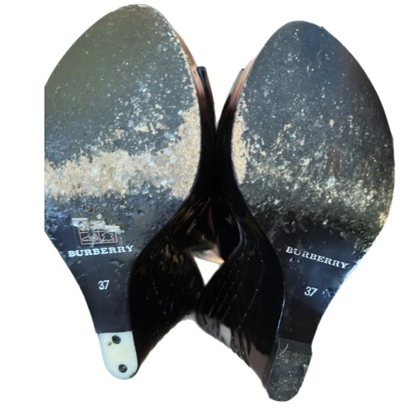 Burberry patent leather strappy wedges - Picture 3 of 6